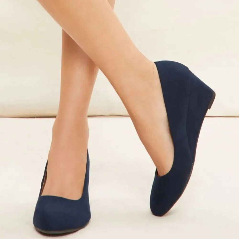 BRAND NEW SPEECHLESS SUEDE WEDGE ROUND TOE WOMENS